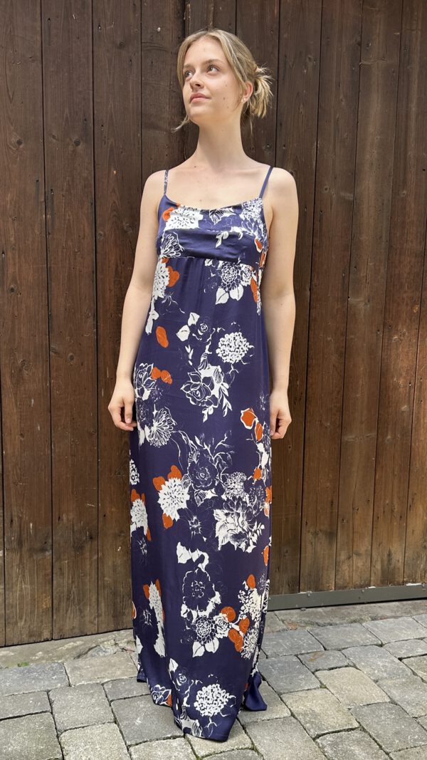 Langes Kleid -Knoten im Rücken – Bild 6