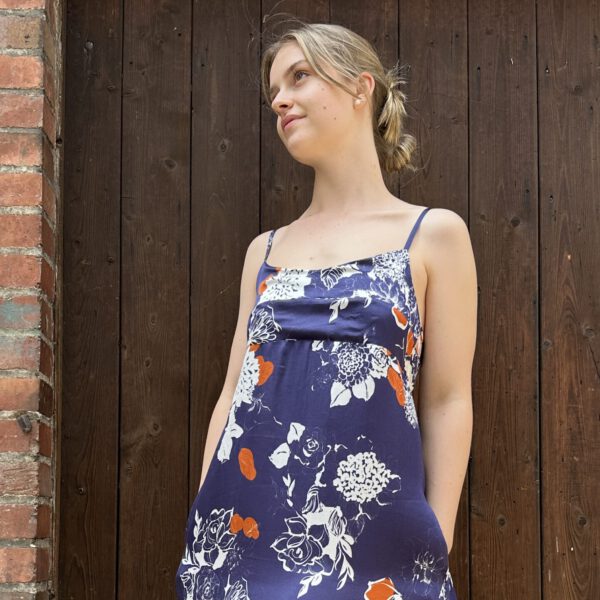 Langes Kleid -Knoten im Rücken – Bild 4