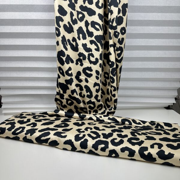 Viscose silky Satin Leo – Bild 3