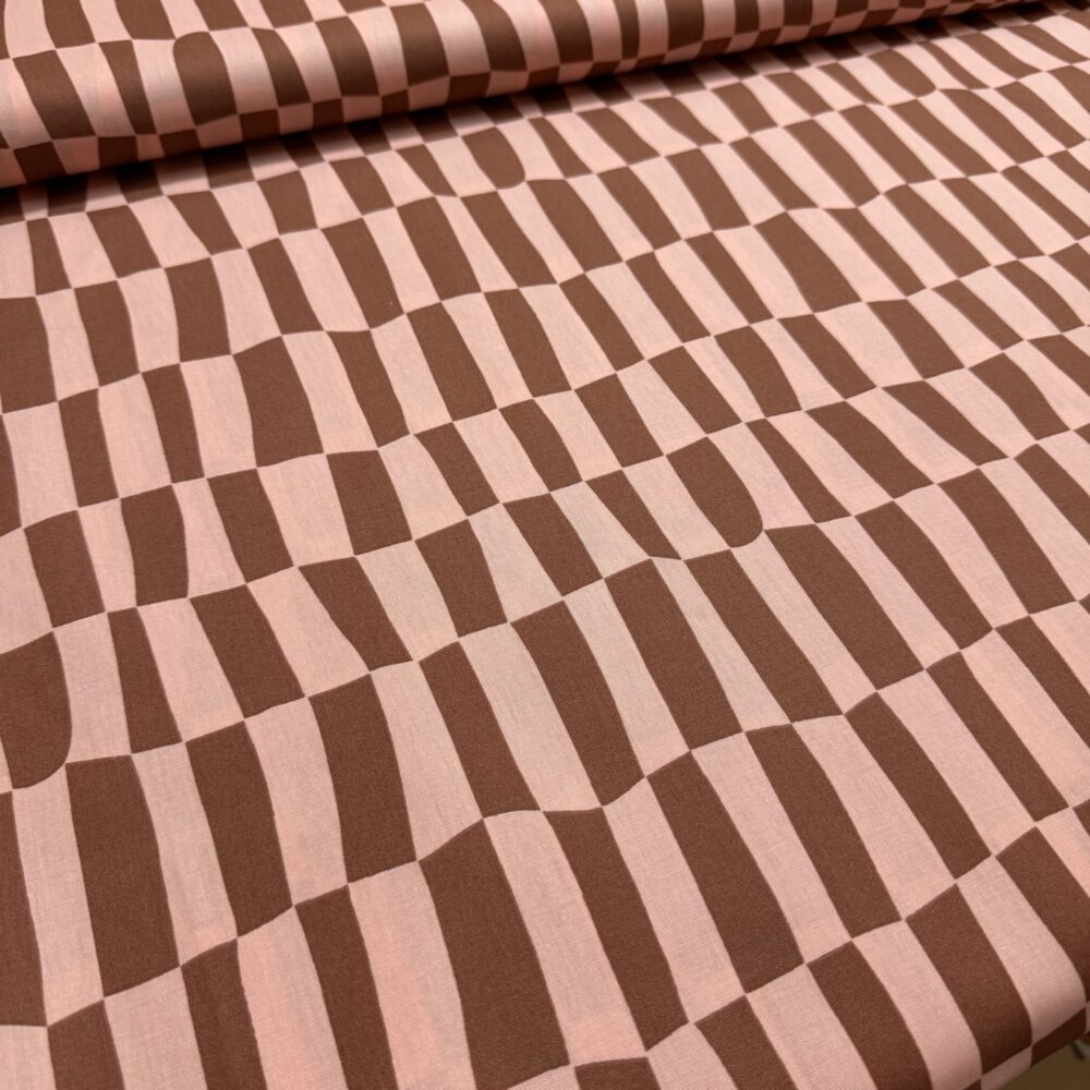 Baumwollstoff im skandinavischen Design – Wavy Check Rosa/Braun – Bild 2