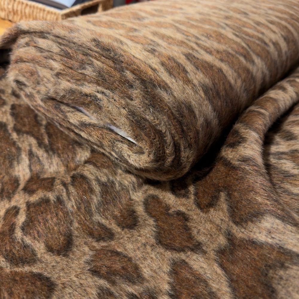 Kuscheliger Wollmischstoff mit edlem Animal-Print – Bild 4
