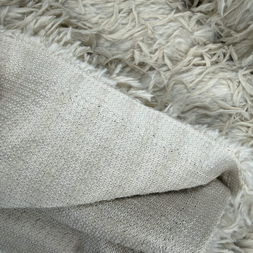 Kuscheliger Strickstoff mit Fransen – Bild 10